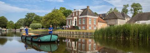 Winsumer dorpsgidsen op het water